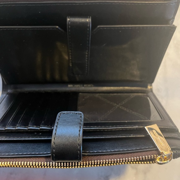 Michael Kors, beautiful wristlet
Like new with removable strap - Picture 3 of 4